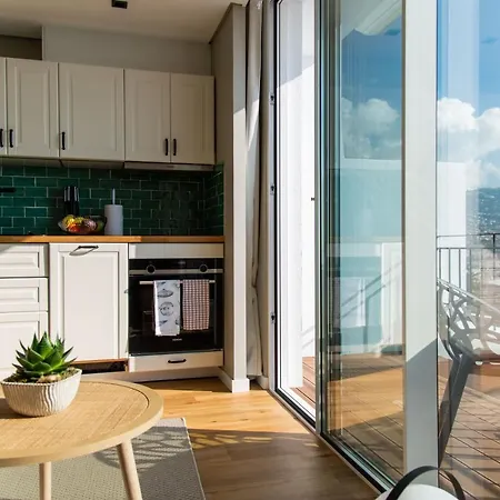 Rooftop I By Madeira * 丰沙尔