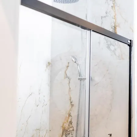 Rooftop I By Madeira * 丰沙尔