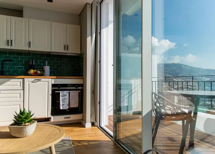 Rooftop I By Madeira * פונשל