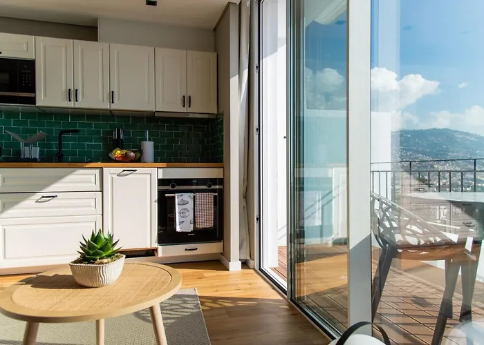 Rooftop I By Madeira * פונשל