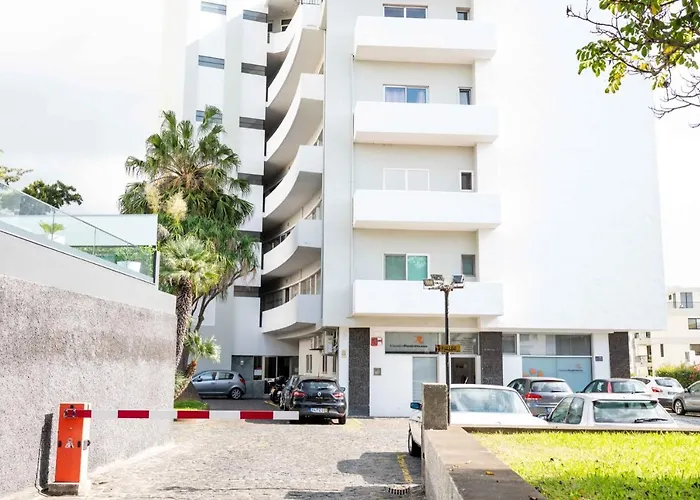 Rooftop I By Madeira * פונשל